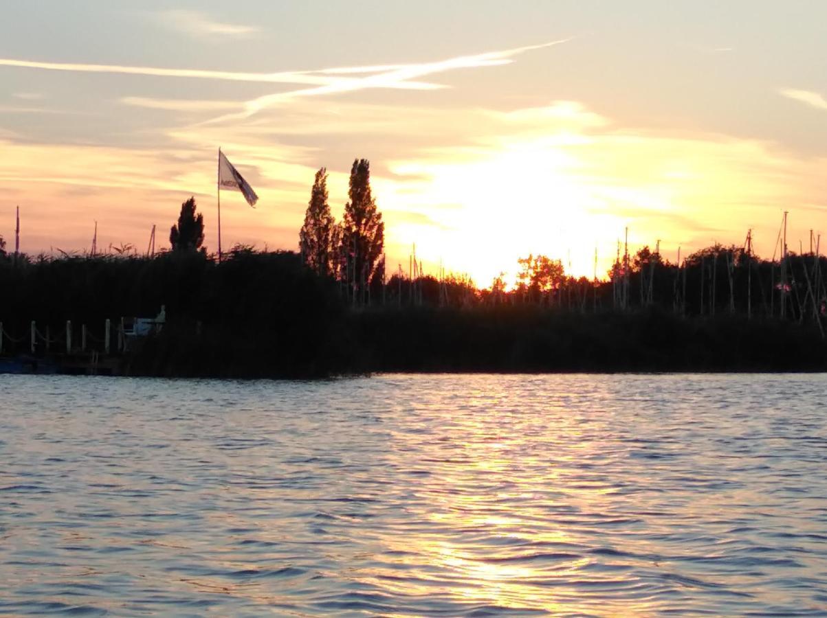 Pfahlbau Sunset I Toplage Elektroboot Inklusive Руст Екстер'єр фото